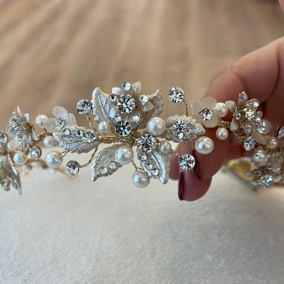 Gold headpiece. Beautiful floral and leaf detail with pearls and crystals. - Picture 1 of 4